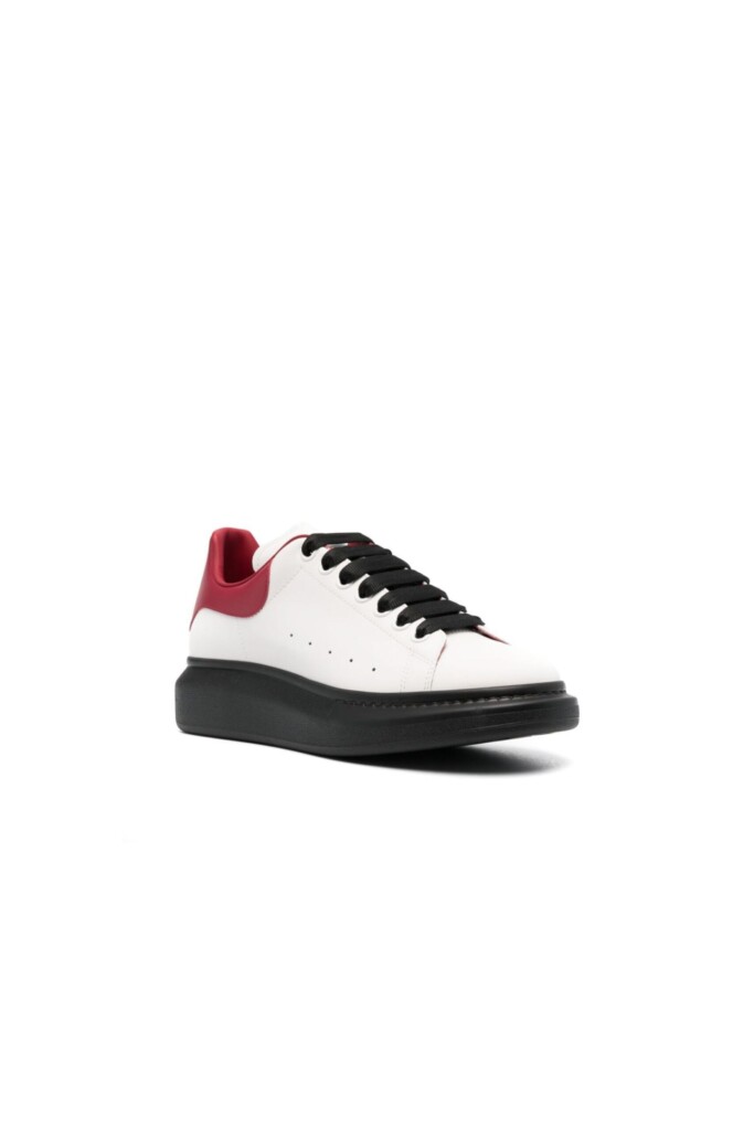Alexander Mcqueen Sneakers Ovesize in Pelle bianche rosse vista trequarti